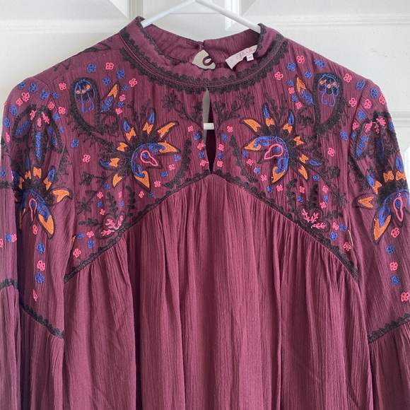 Parker - Burgundy Peasant Blouse w/ Floral Design size XS - Picture 4 of 8